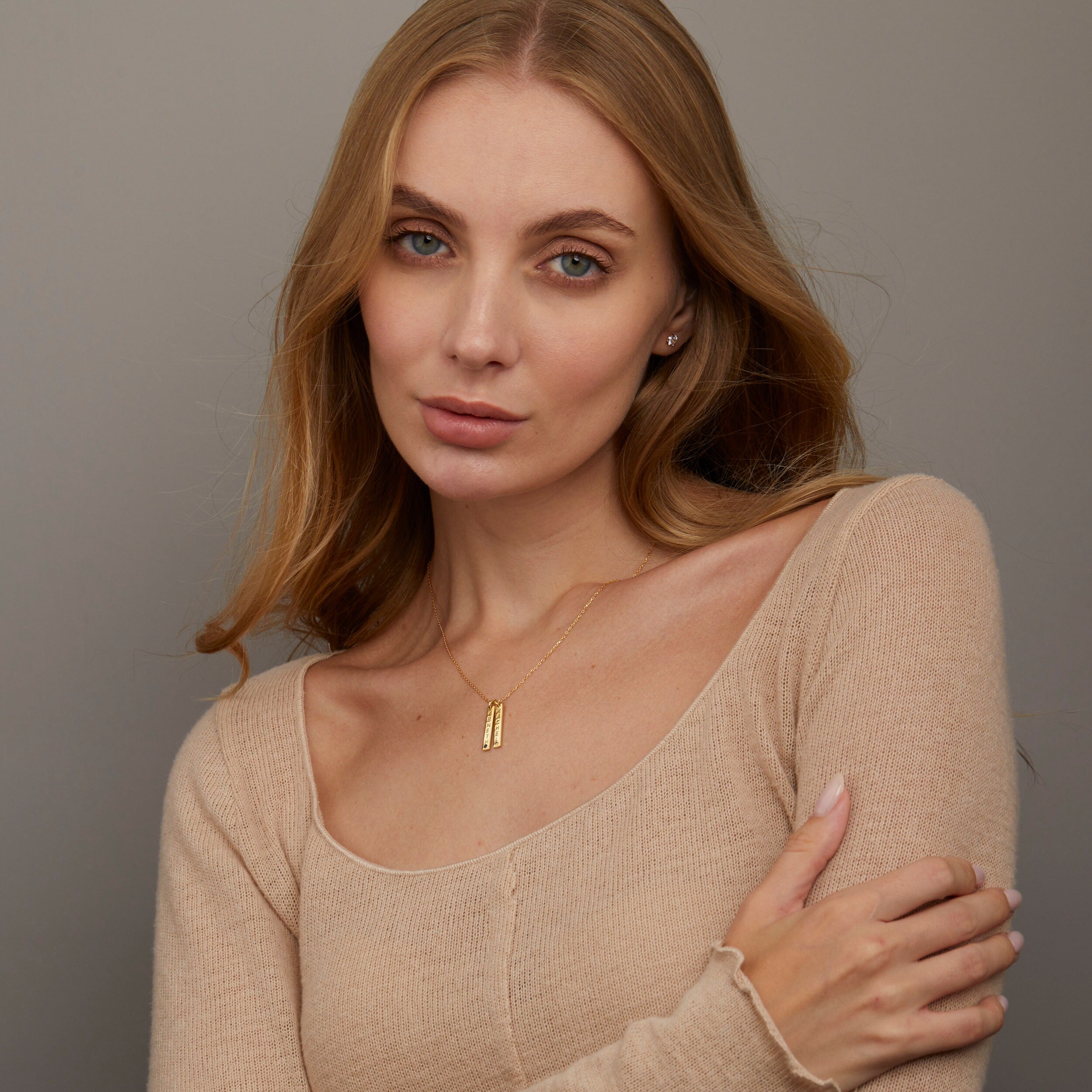 Close detail of the Bar Name Necklace with Birthstone in 18K Gold Vermeil with Birthstone. Safe for sensitive skin, premium.