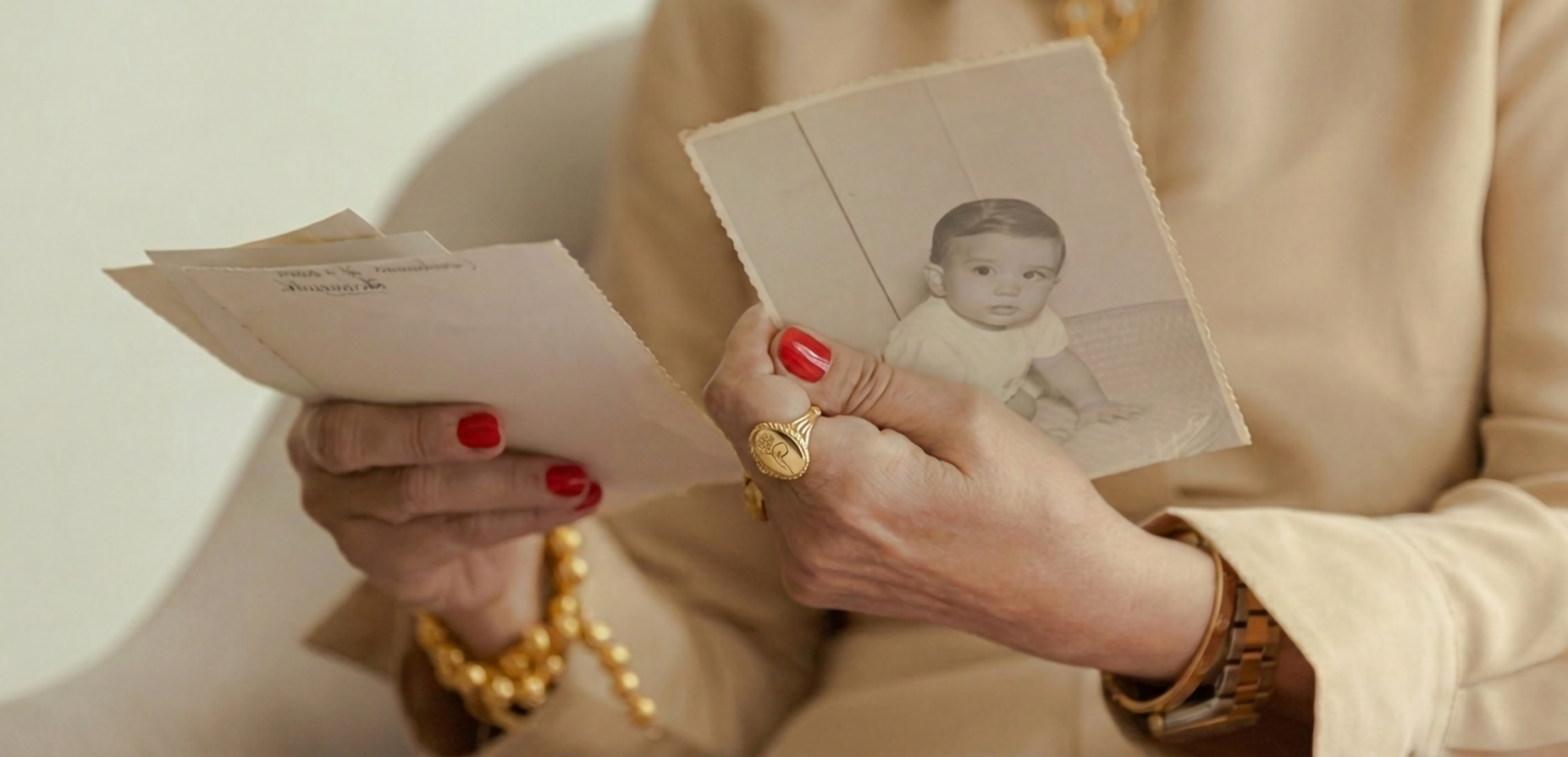 Best Personalized Jewelry Gifts for Mom, Girlfriend & Wife (2026)