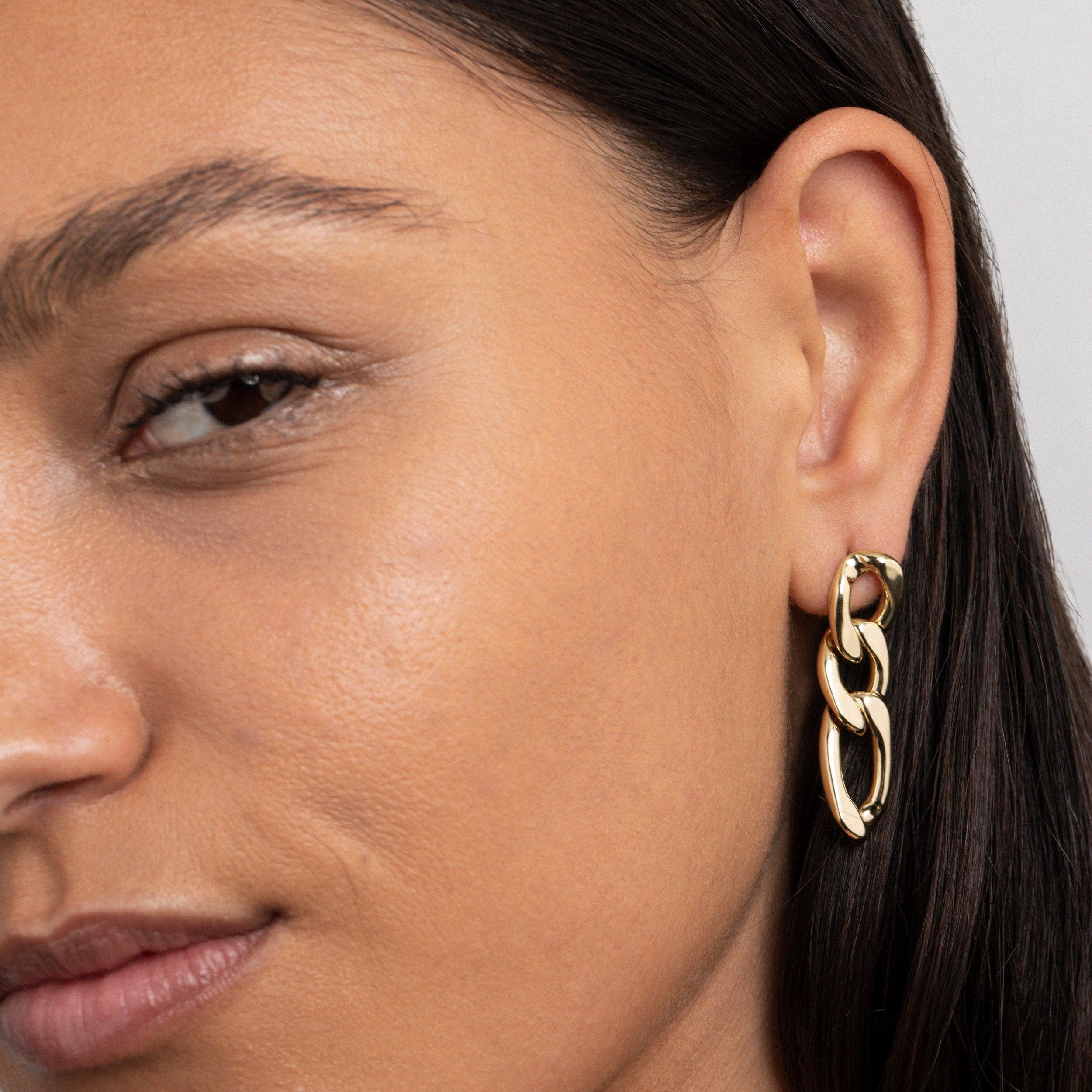 The Gold Chain Link Drop Earrings styled in Gold-Plated Steel — elegant everyday jewelry. Hypoallergenic for sensitive ears.