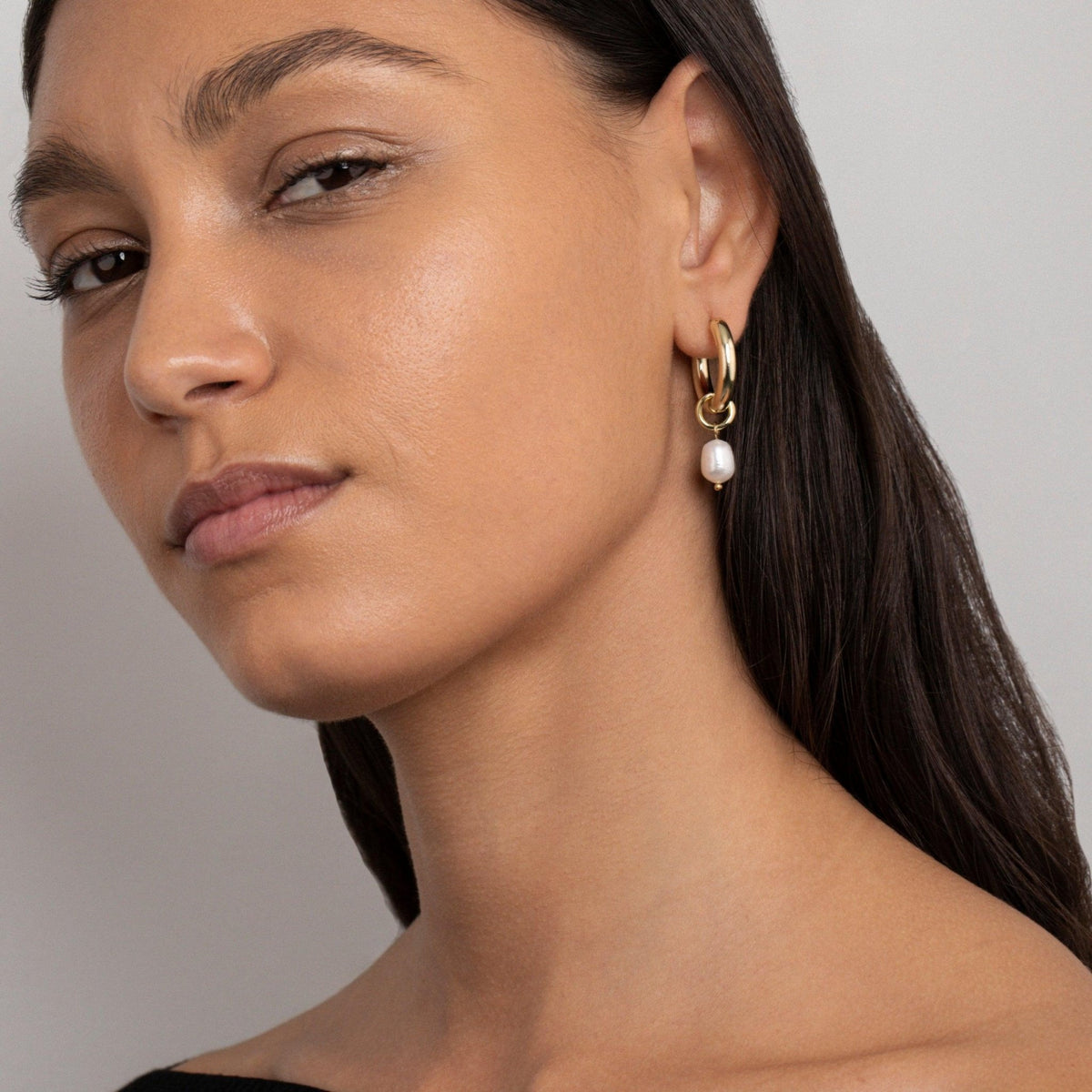 The Chunky Pearl Hoop Earrings styled in Gold-Plated Steel — elegant everyday jewelry. Hypoallergenic for sensitive ears.