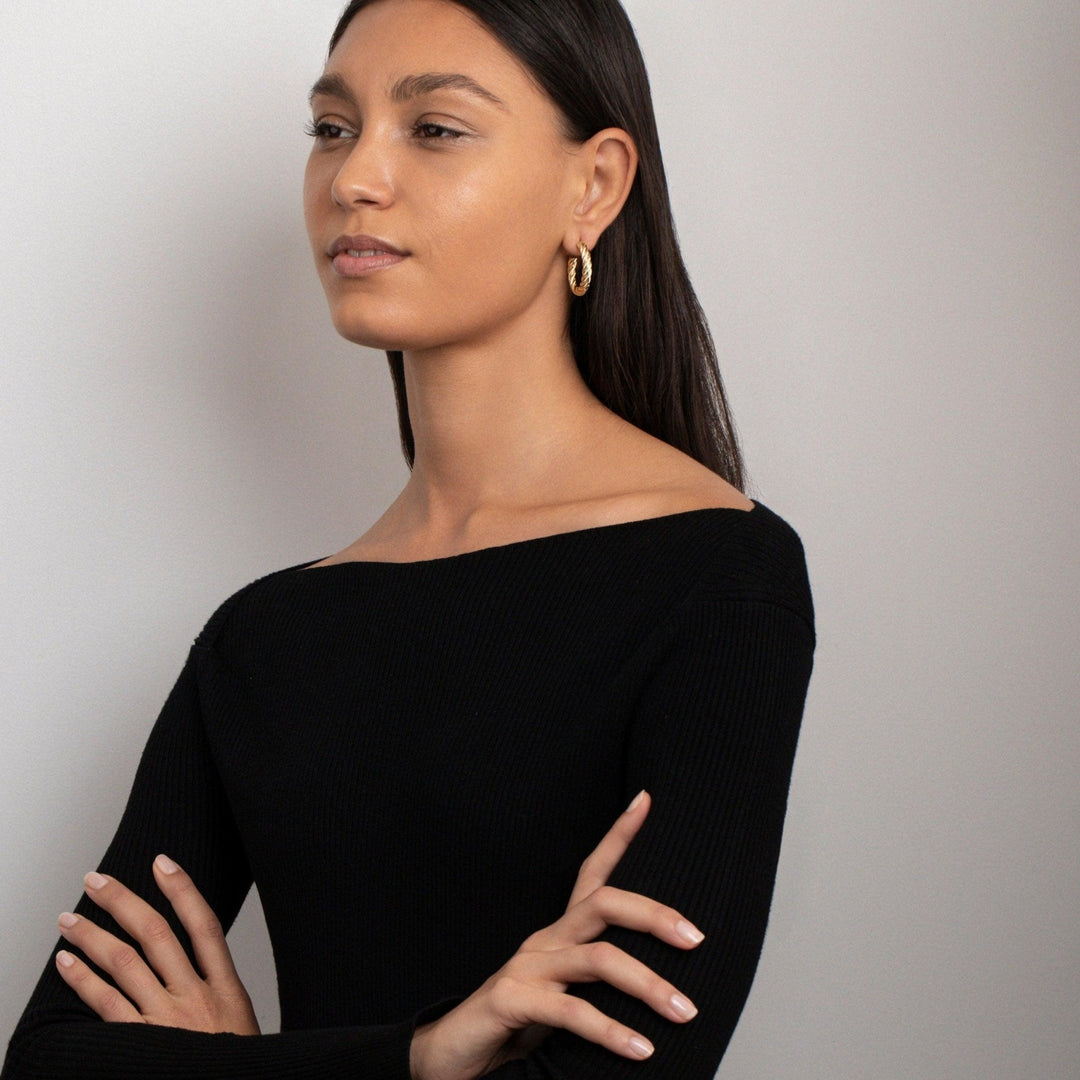 The Twisted Hoop Earrings as an anniversary gift in Gold-Plated Steel. Tarnish-resistant, made for keeping.