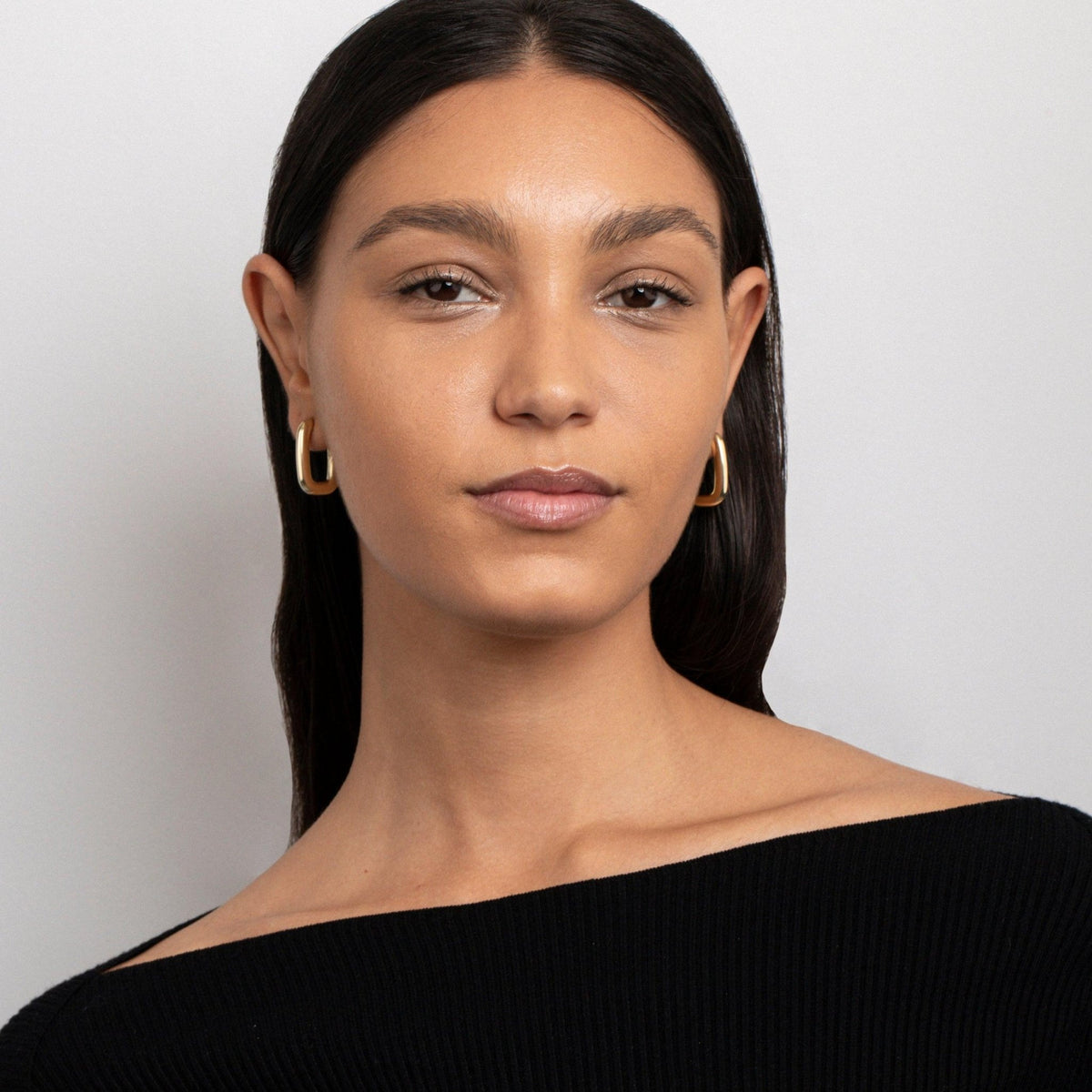 The Square Hoop Earrings styled in Gold-Plated Steel — elegant everyday jewelry. Hypoallergenic for sensitive ears.