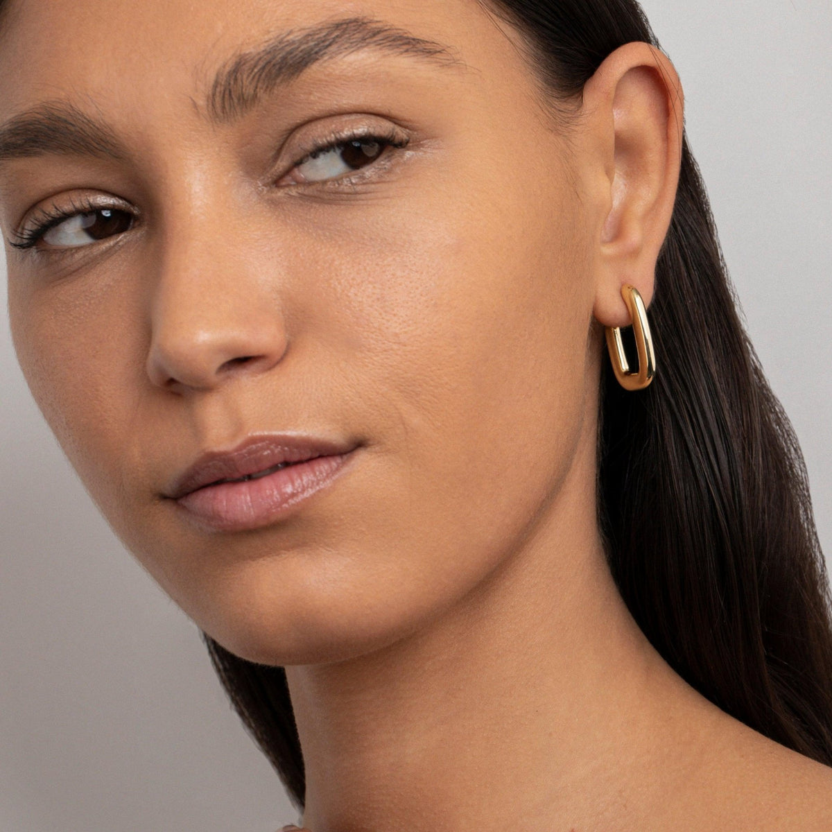 The Square Hoop Earrings as an anniversary gift in Gold-Plated Steel. Tarnish-resistant, made for keeping.