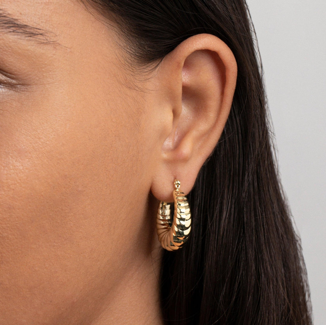 The Shrimp Shell Hoop Earrings styled in Gold-Plated Steel — elegant everyday jewelry. Hypoallergenic for sensitive ears.