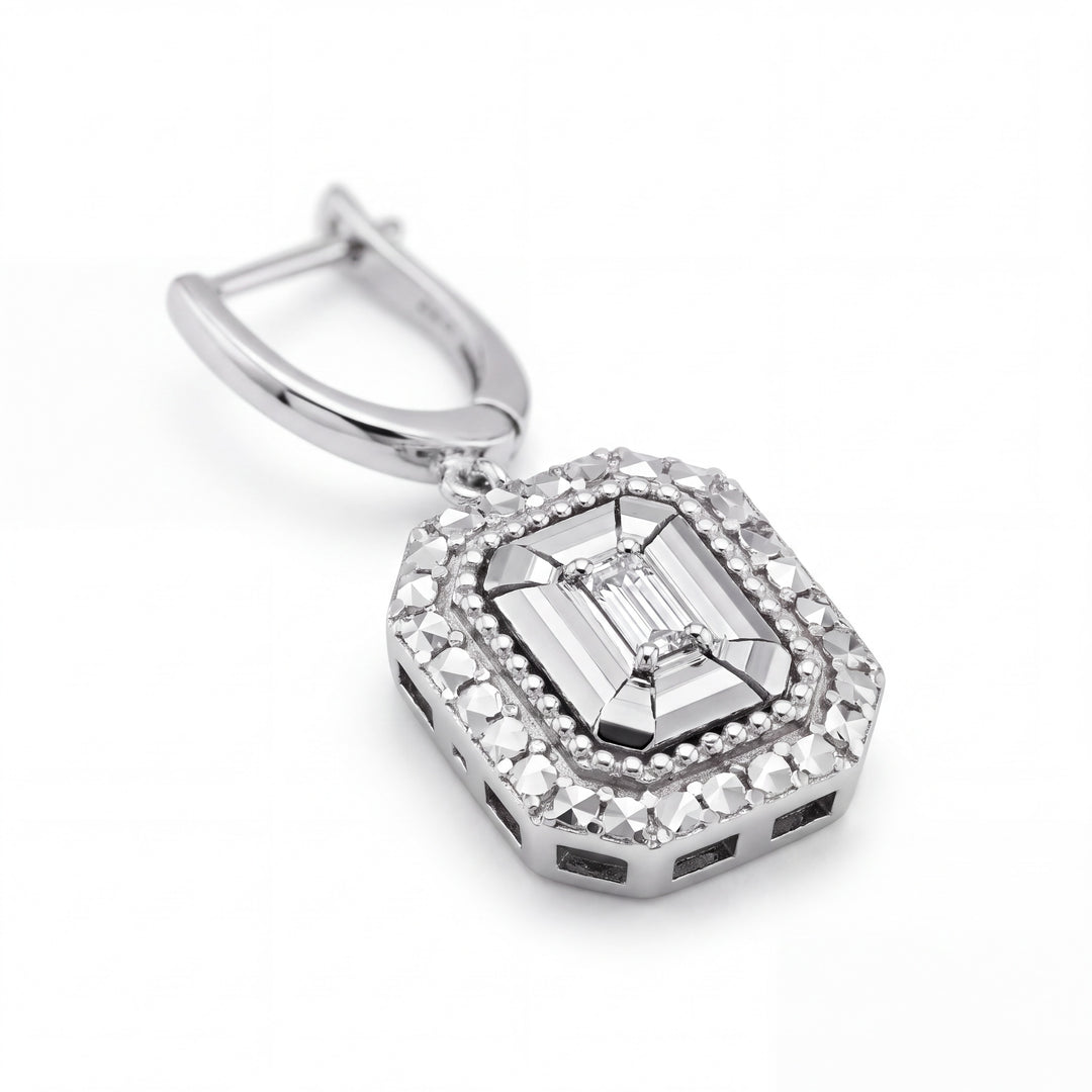 Close-up of the illusion setting, milgrain and diamond-cut white gold frame around the baguette diamond