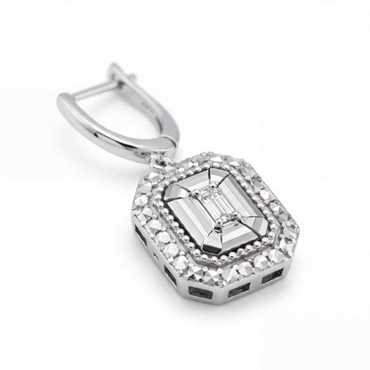 Close-up of the illusion setting, milgrain and diamond-cut white gold frame around the baguette diamond