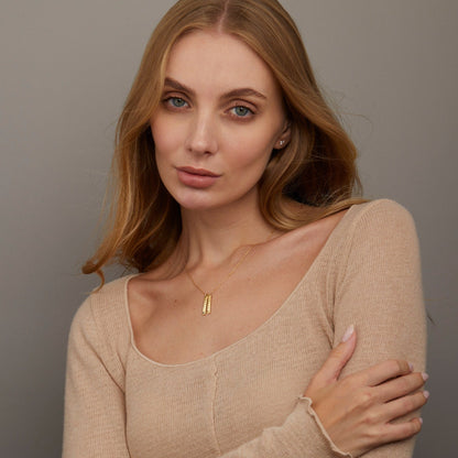 Close detail of the Bar Name Necklace with Birthstone in 18K Gold Vermeil with Birthstone. Safe for sensitive skin, premium.