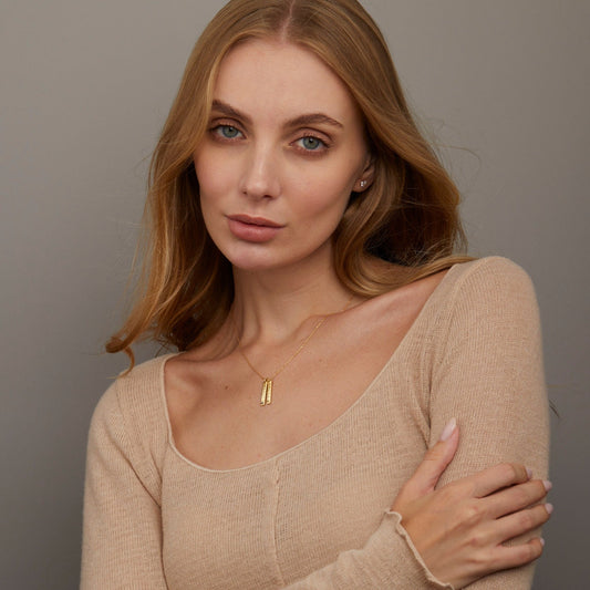 Close detail of the Bar Name Necklace with Birthstone in 18K Gold Vermeil with Birthstone. Safe for sensitive skin, premium.