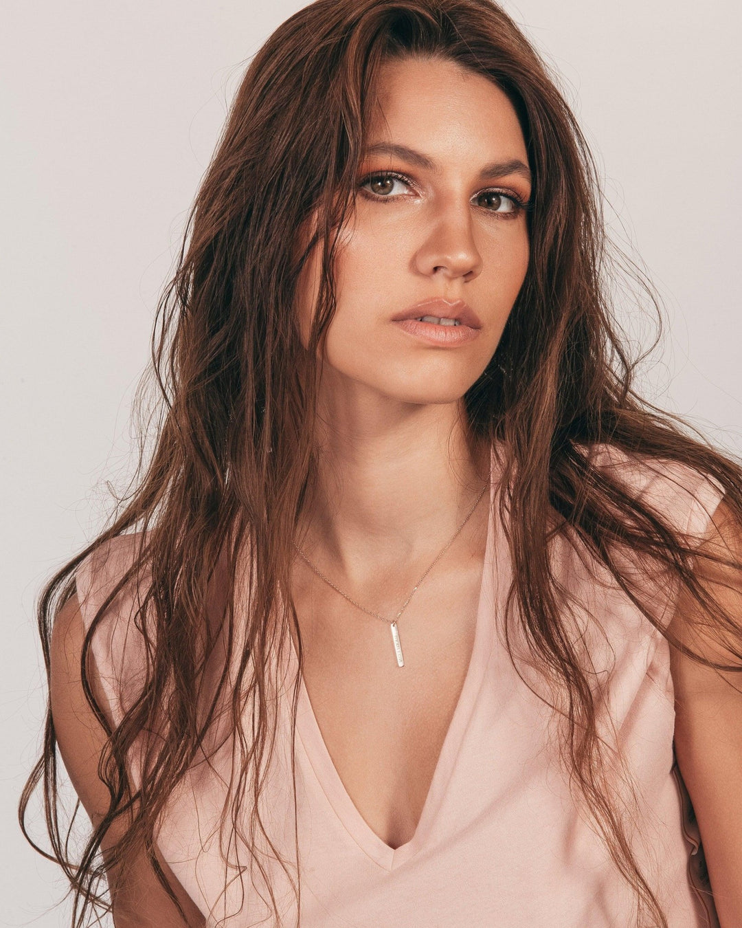 The Bar Name Necklace styled in 18K Gold Vermeil — elegant everyday jewelry. Hypoallergenic, no green marks.