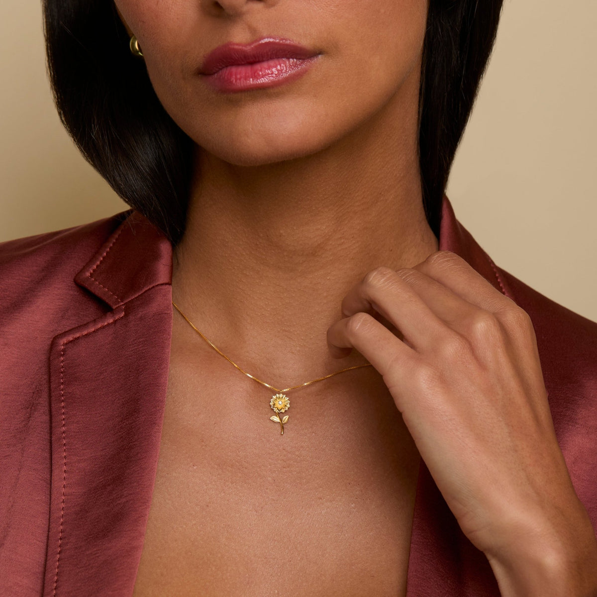 Birth Flower Necklace as a thoughtful birthday gift in 18K Gold Vermeil. Hypoallergenic, no green marks.