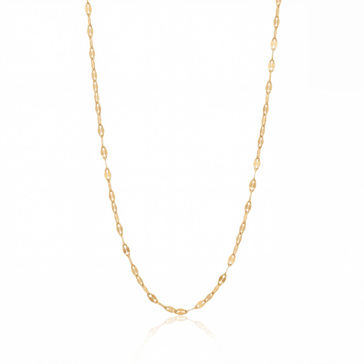 Buc chain necklace in 18K gold, 2.5 mm flat mirror link chain on white background