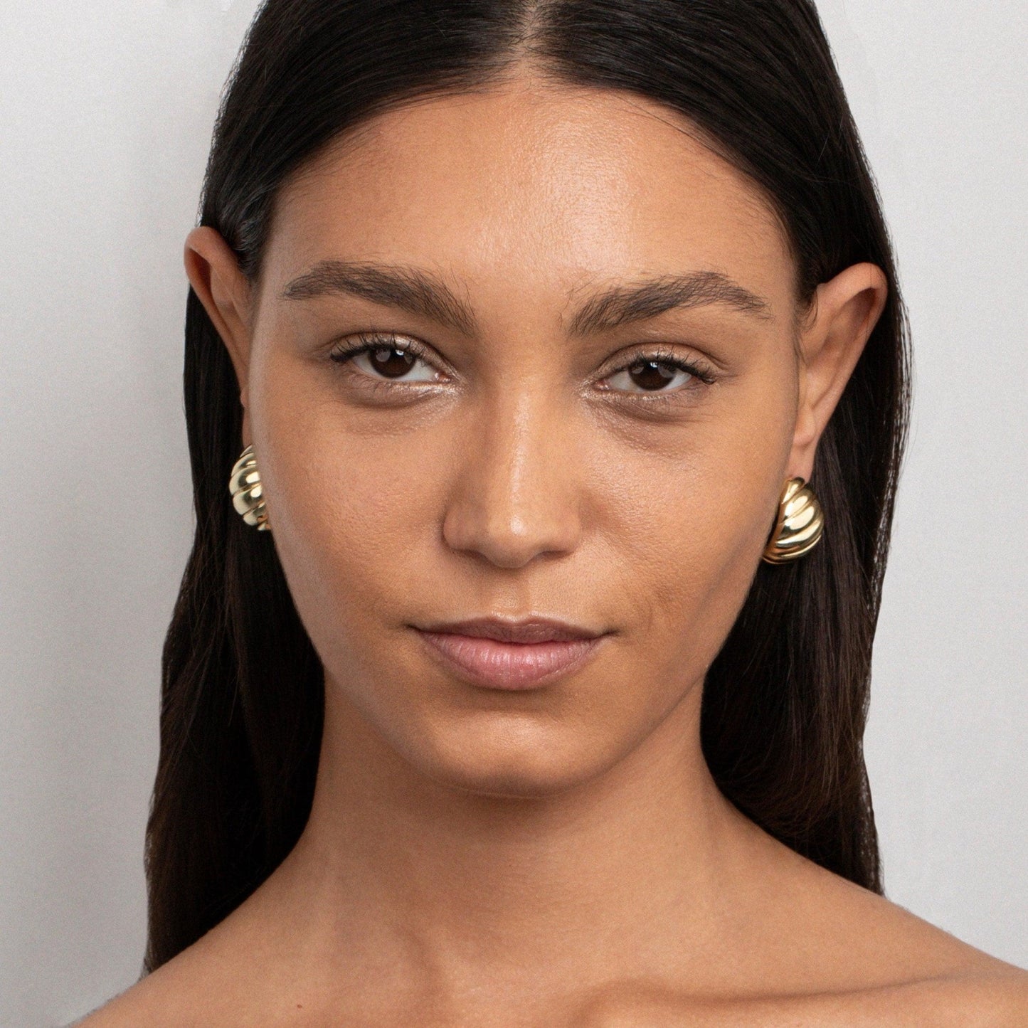The Chunky Croissant Dome Earrings styled in Gold-Plated Steel — elegant everyday jewelry. Hypoallergenic for sensitive ears.