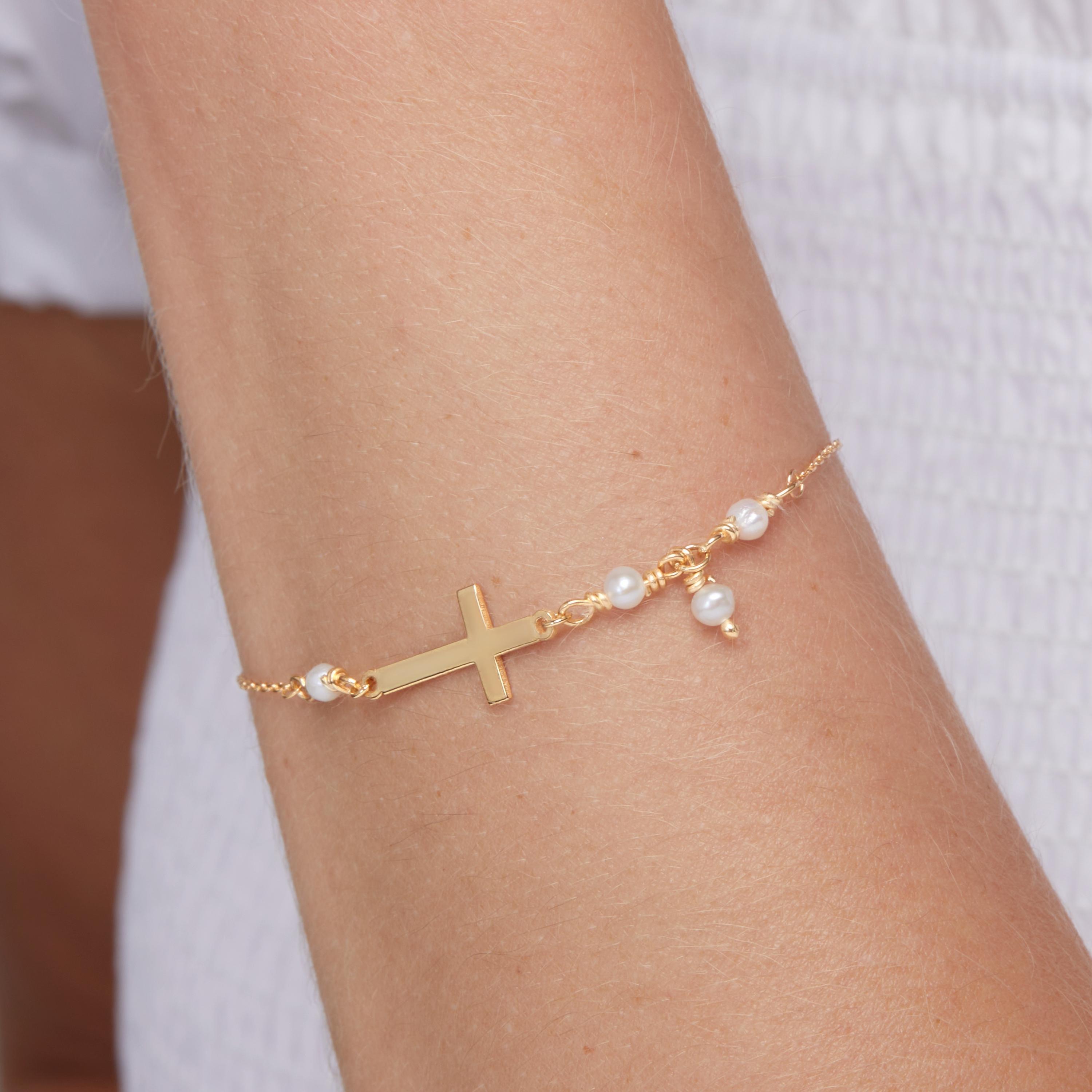 Macro detail of the Cross Bracelet with Freshwater Pearls: Freshwater Pearl set in 18K Gold Vermeil. Tarnish-resistant.