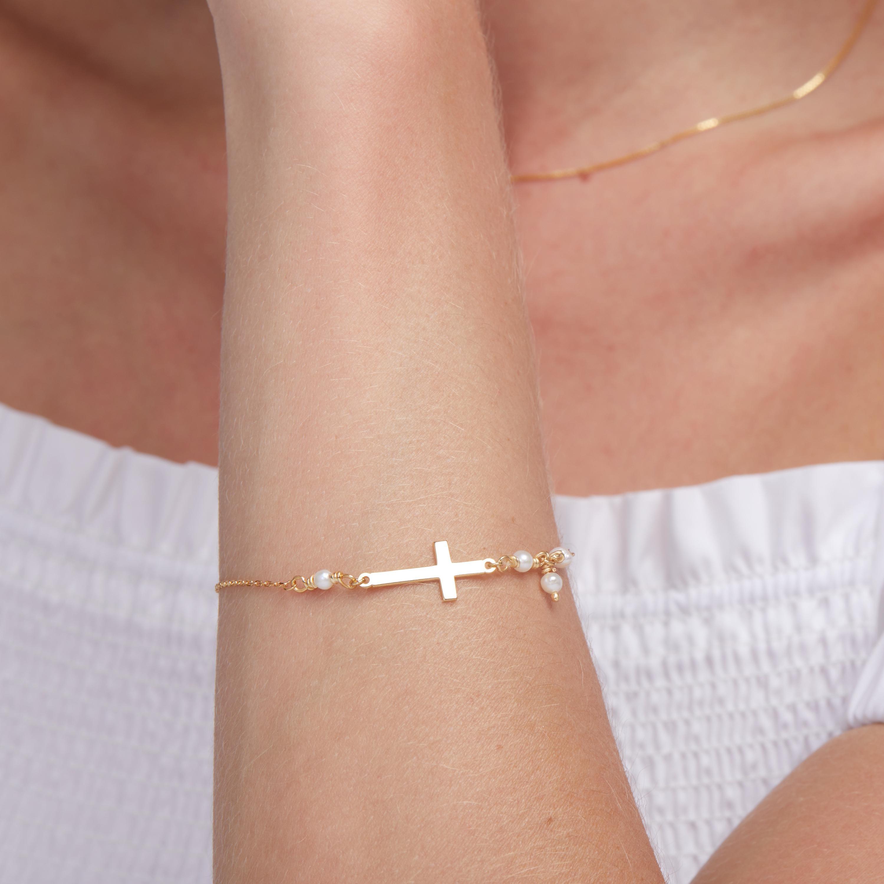 Cross Bracelet With Freshwater as a gift in 18K Gold Vermeil. Hypoallergenic, no green marks.