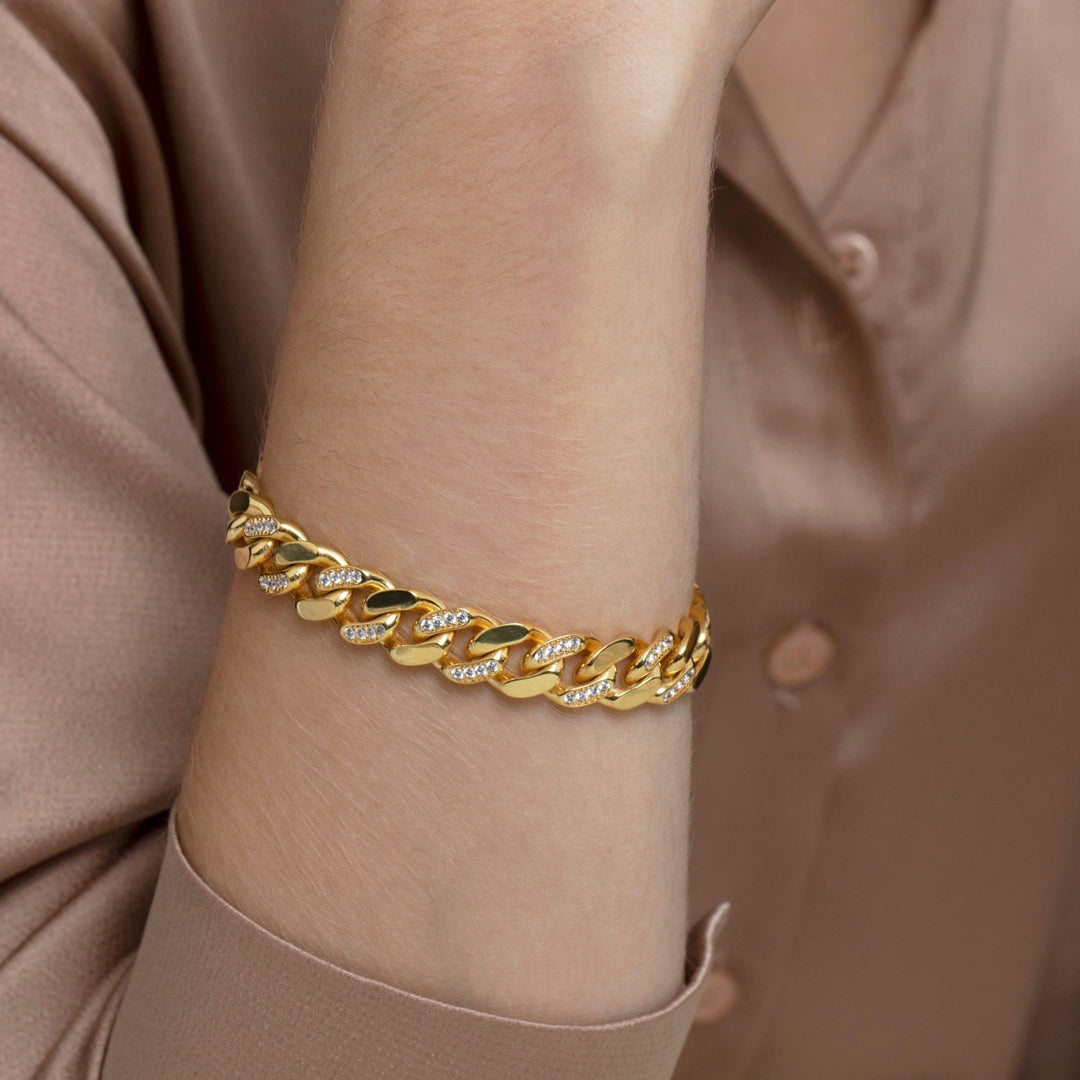 The Cuban Link Bracelet as an anniversary gift in 18K Gold Vermeil. Safe for sensitive skin, made for keeping.