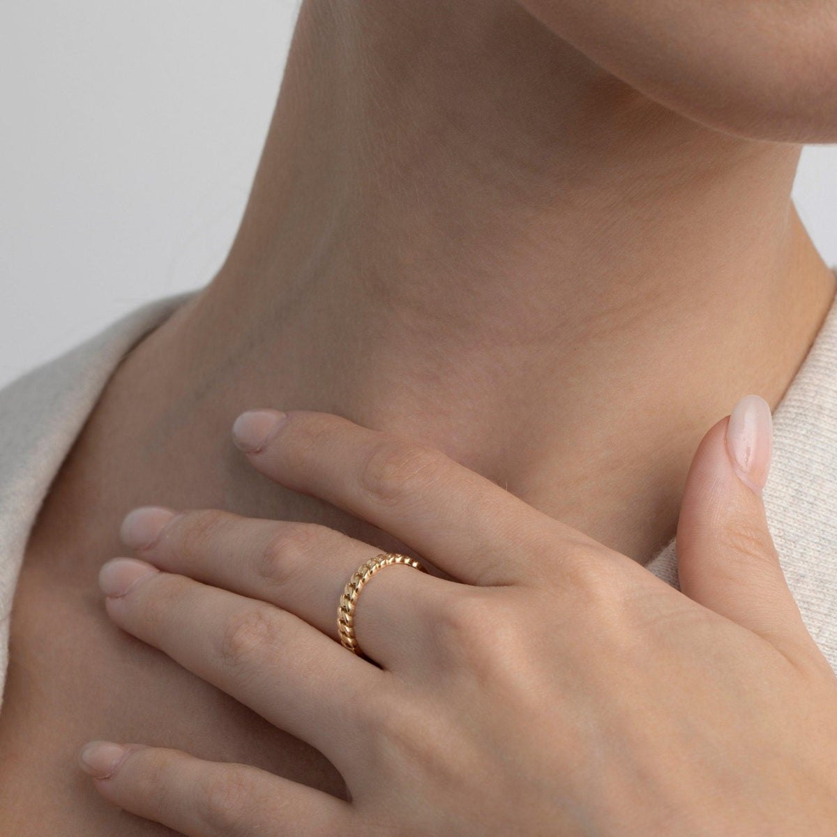 The Curb Chain Link Ring styled in 18K Gold Vermeil — elegant everyday jewelry. Tarnish-resistant.