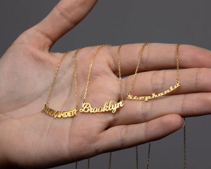 Curved Name Necklace as a thoughtful birthday gift in 18K Gold Vermeil. Hypoallergenic, no green marks.