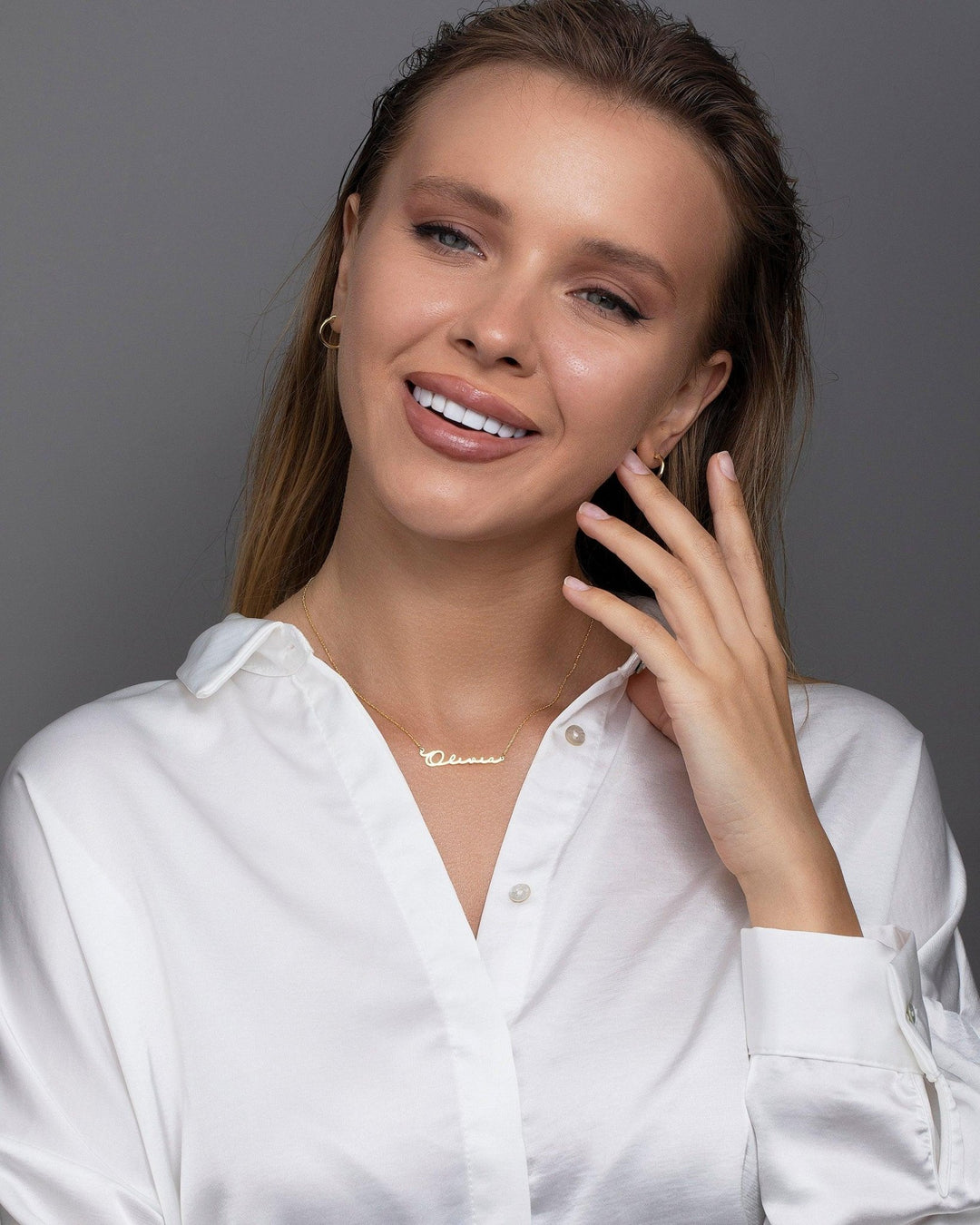 Custom Name Necklace as a thoughtful birthday gift in 18K Gold Vermeil. Hypoallergenic, no green marks.