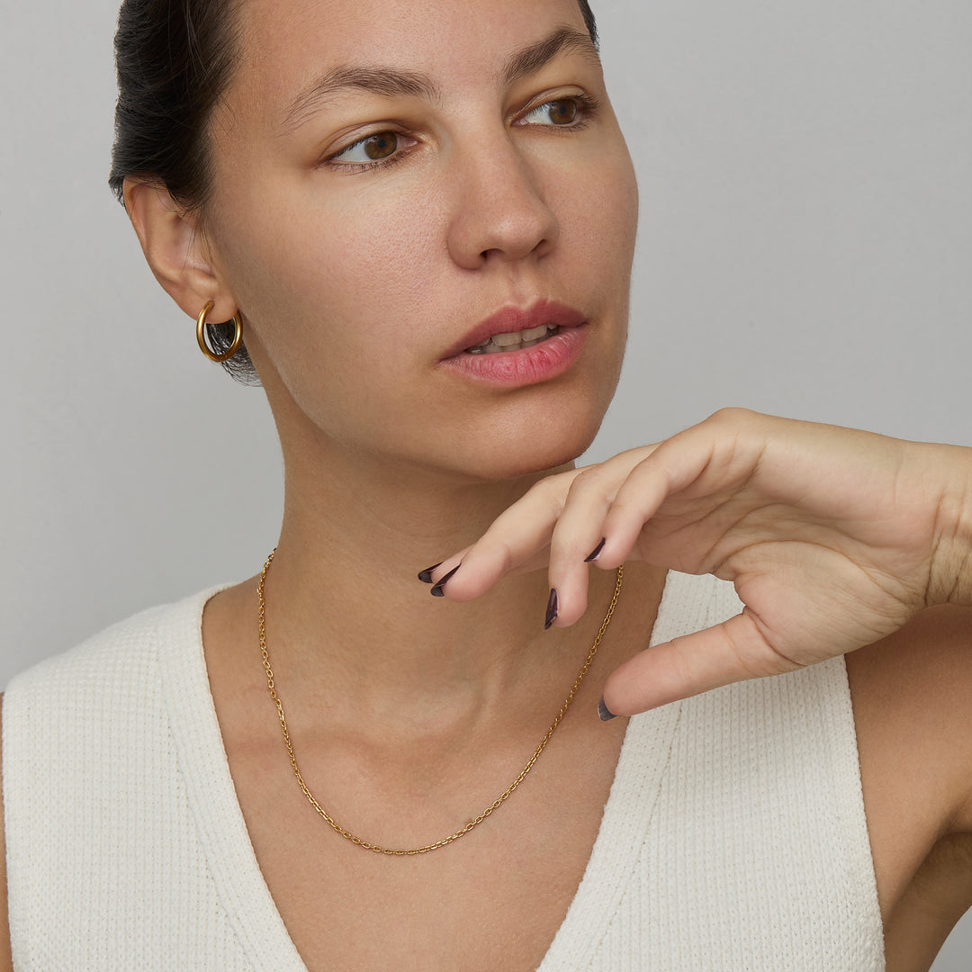 Close view of the Diamond Cut Cable Chain Necklace on the neck — faceted 2 mm links.