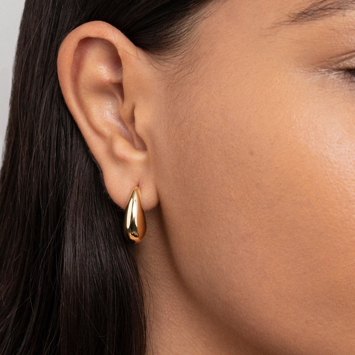 The Chunky Earrings for Women as an anniversary gift in Gold-Plated Steel. Tarnish-resistant, made for keeping.