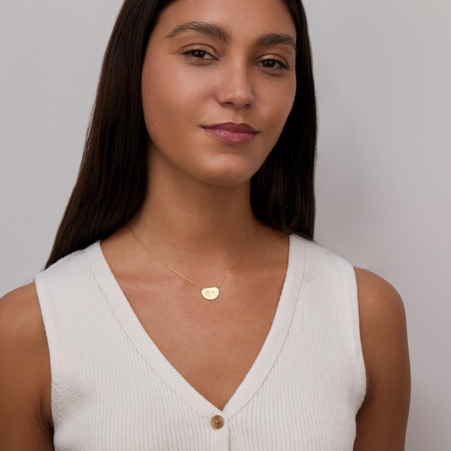 Family Birth Flower Necklace as a thoughtful birthday gift in 18K Gold Vermeil. Hypoallergenic, no green marks.
