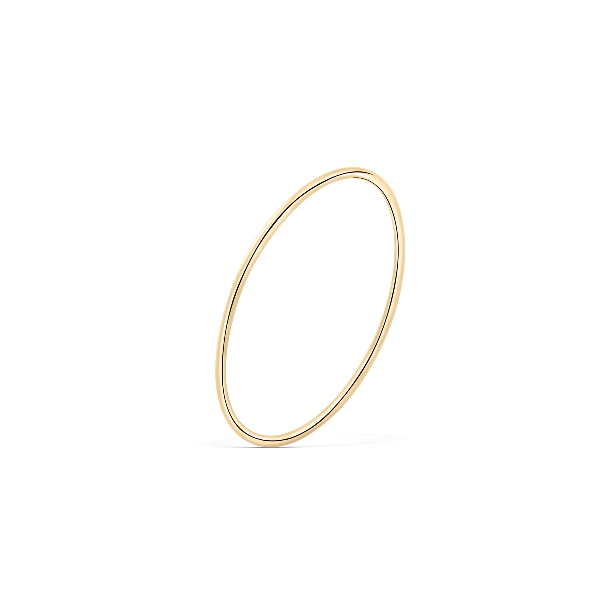Minimal Band Ring in 18K Gold Vermeil. Tarnish-resistant, perfect for daily wear.