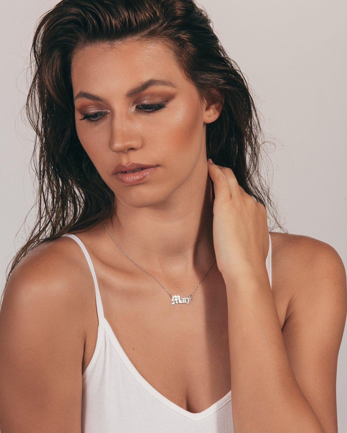 The Old English Name Necklace as a wedding gift in 18K Gold Vermeil. Safe for sensitive skin, made for keeping.