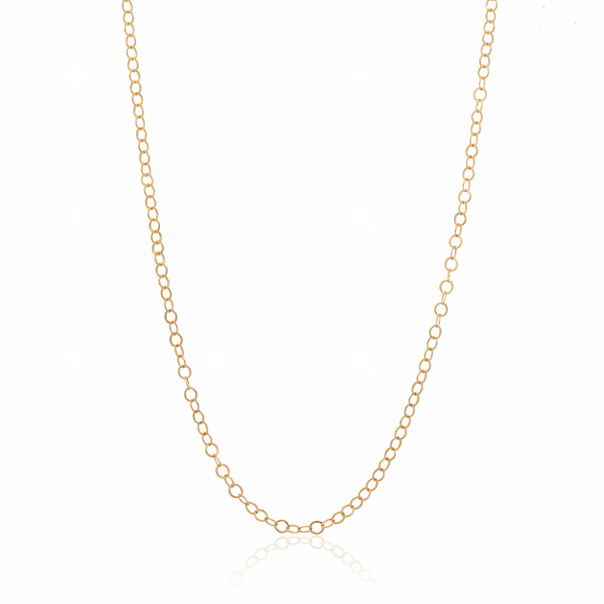 Oval cable chain necklace in 18K gold, 3 mm oval link chain on white background