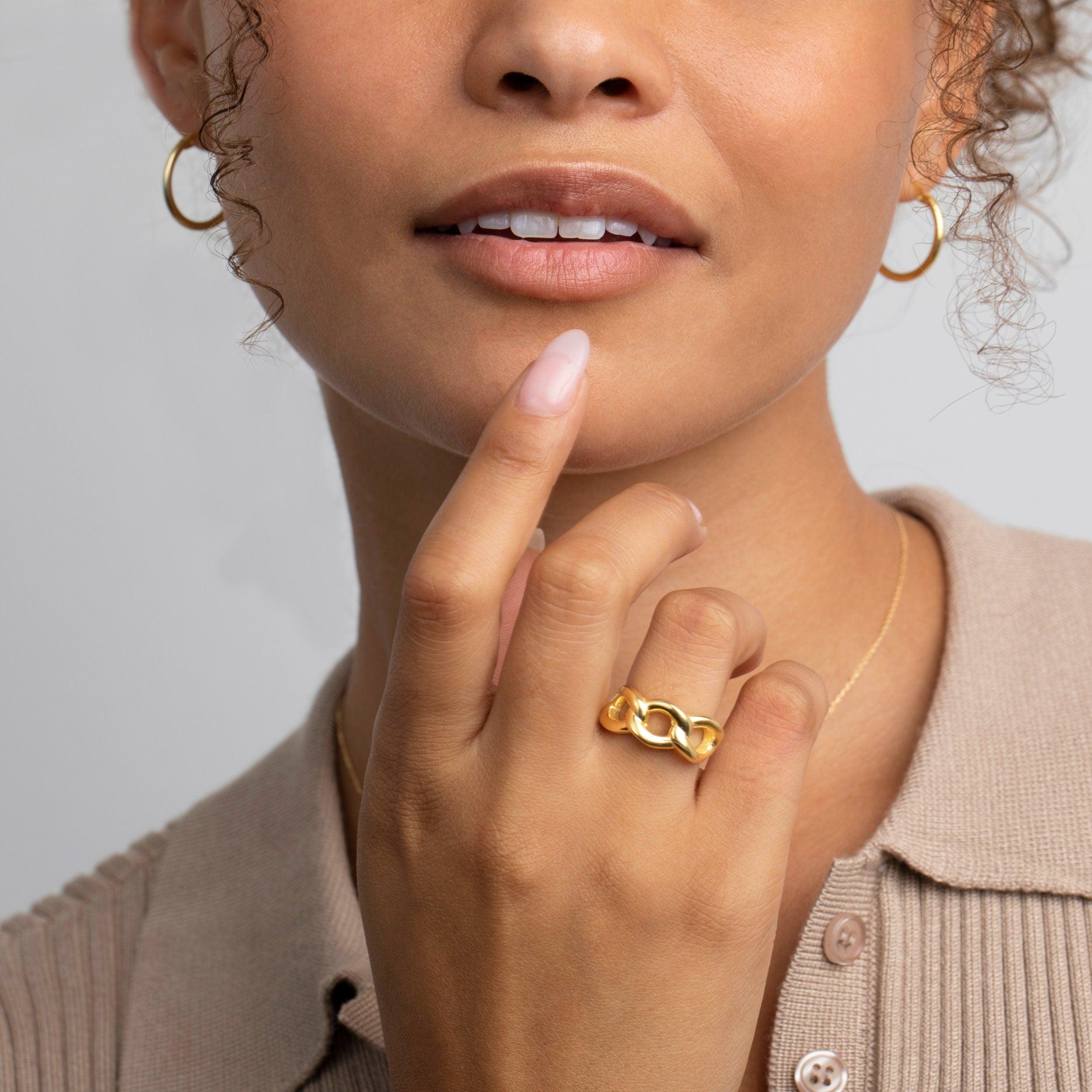 The Oversize Chain Ring styled in 18K Gold Vermeil — elegant everyday jewelry. Tarnish-resistant.