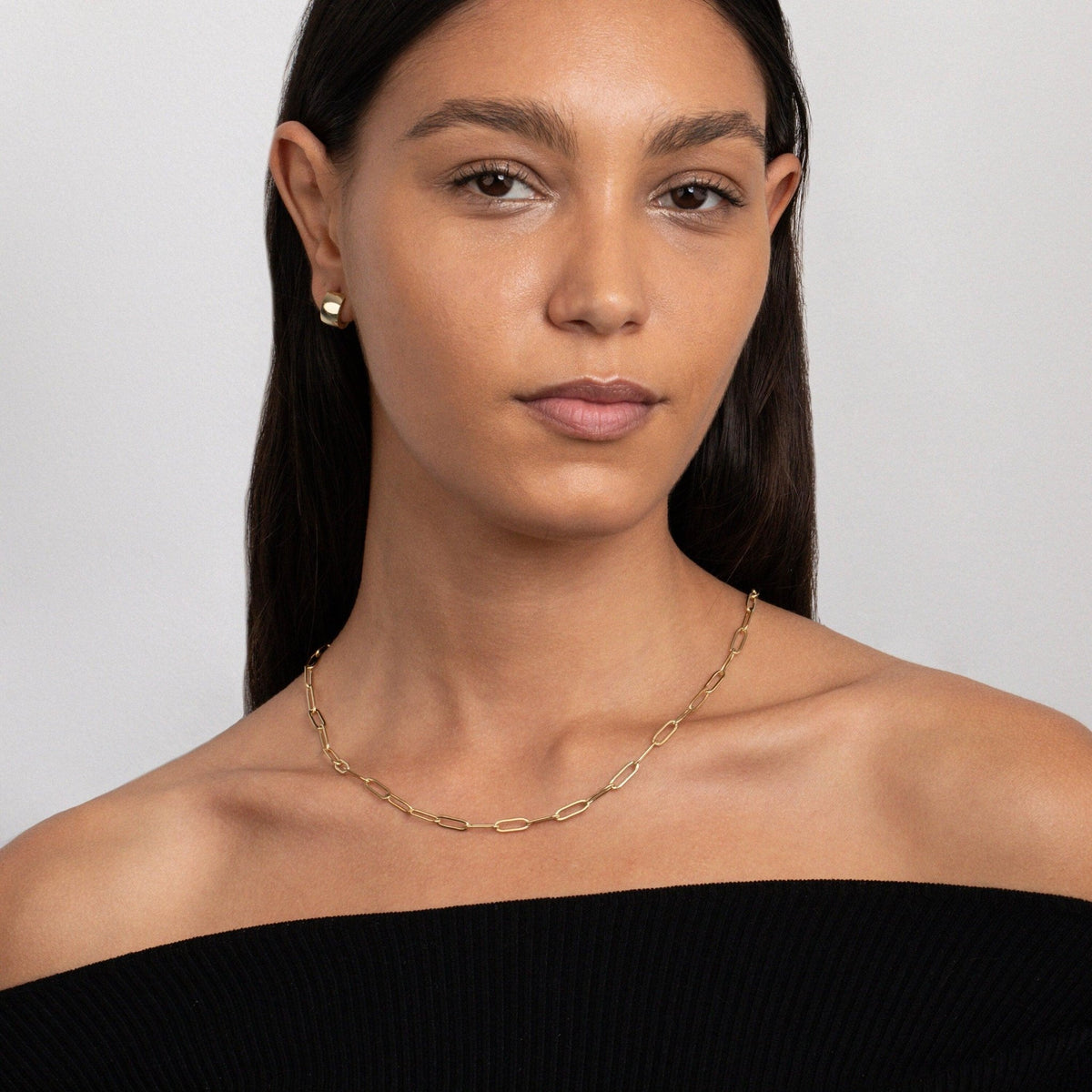 The Paperclip Necklace styled in Gold-Plated Steel — elegant everyday jewelry. Hypoallergenic, no green marks.
