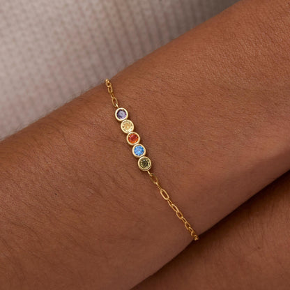 Close detail of the Personalized Birthstone Bracelet in 18K Gold Vermeil with Birthstone. Safe for sensitive skin, premium.