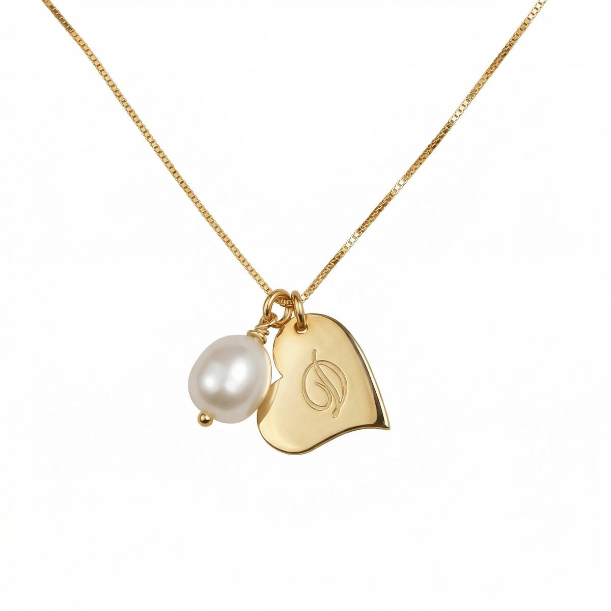 Personalized Heart Initial and Pearl Necklace in 18K Gold Vermeil with Freshwater Pearl. Tarnish-resistant, perfect.
