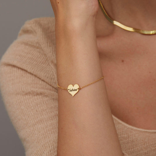 Close detail of the Personalized Name Bracelet with Heart Charm in 18K Gold Vermeil. Safe for sensitive skin, premium.
