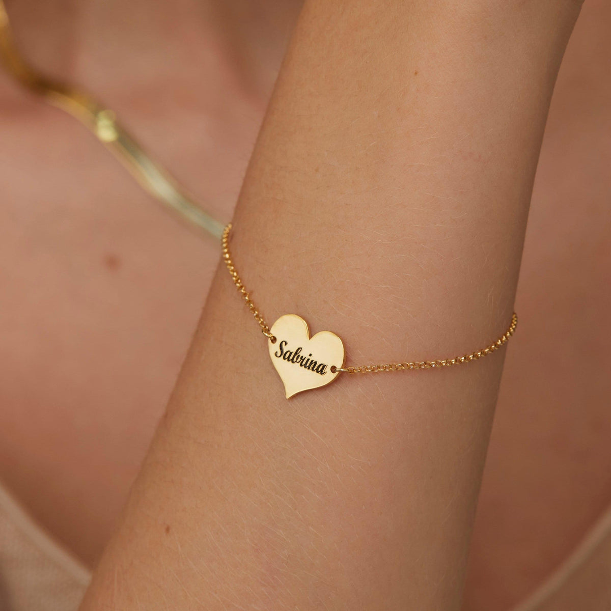 The Personalized Name Bracelet with Heart Charm as an anniversary gift in 18K Gold Vermeil. Safe for sensitive skin, made.