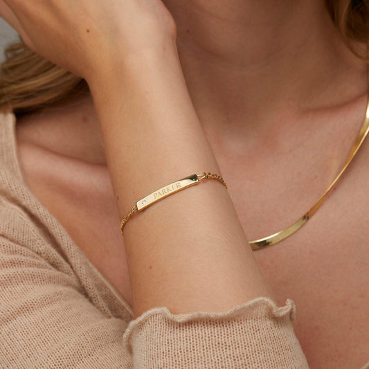 Close detail of the Silver Name Bracelet with Figaro Chain in 18K Gold Vermeil. Safe for sensitive skin, premium handmade.