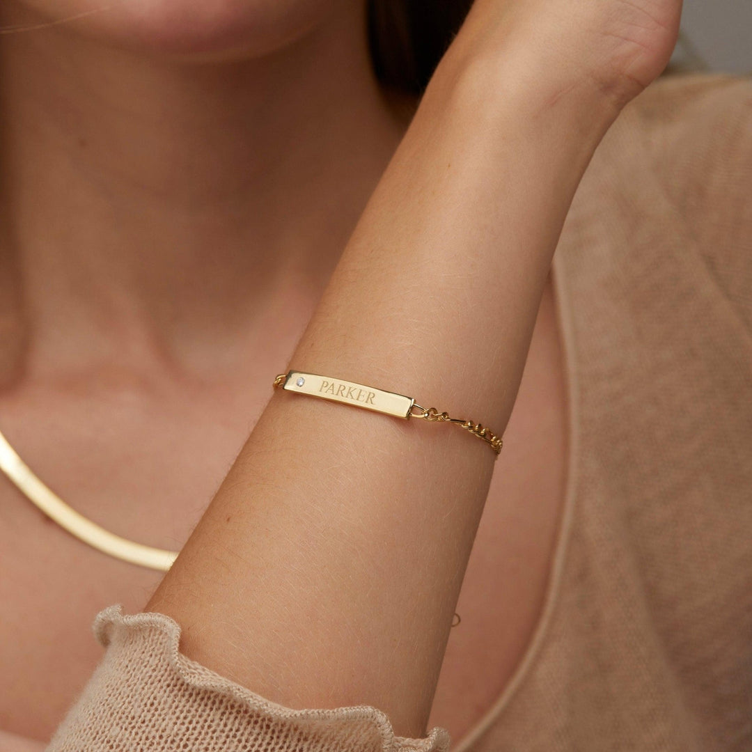 Silver Name Bracelet with Figaro Chain as a thoughtful birthday gift in 18K Gold Vermeil. Hypoallergenic, no green marks.