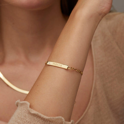 Silver Name Bracelet with Figaro Chain as a thoughtful birthday gift in 18K Gold Vermeil. Hypoallergenic, no green marks.
