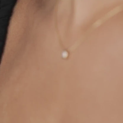 Solitaire Pendant Necklace in 18K Gold