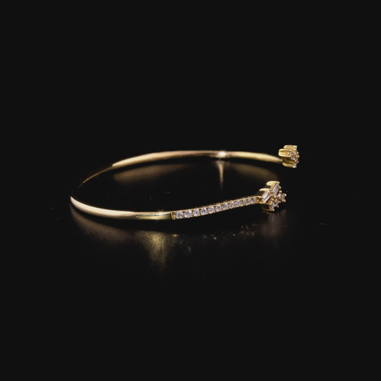 360 degree video of the natural diamond baguette cluster open cuff in 18K yellow gold