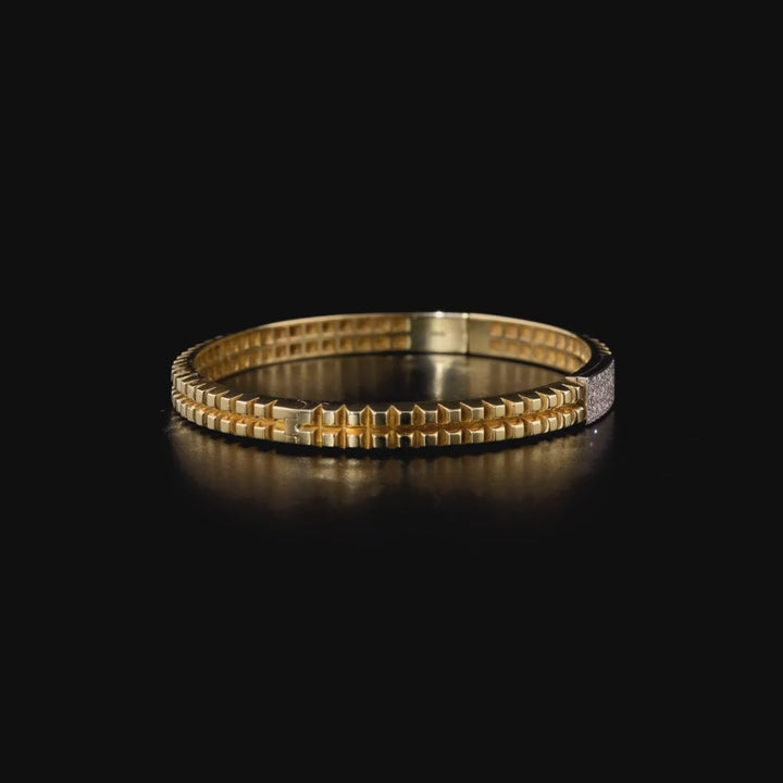 360 degree video of the natural diamond pavé bar hinged bangle in 14K yellow and white gold