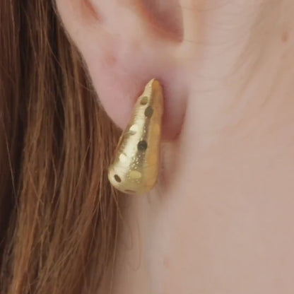 Spike Huggie Earring in 18K Gold