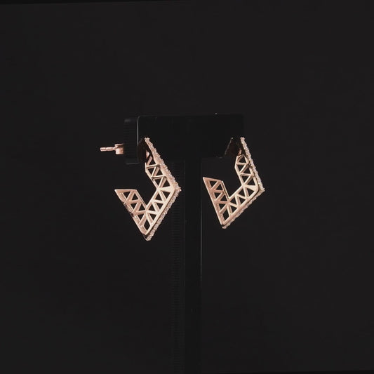 360-degree video of the geometric openwork natural diamond hoop earrings in 14K rose gold