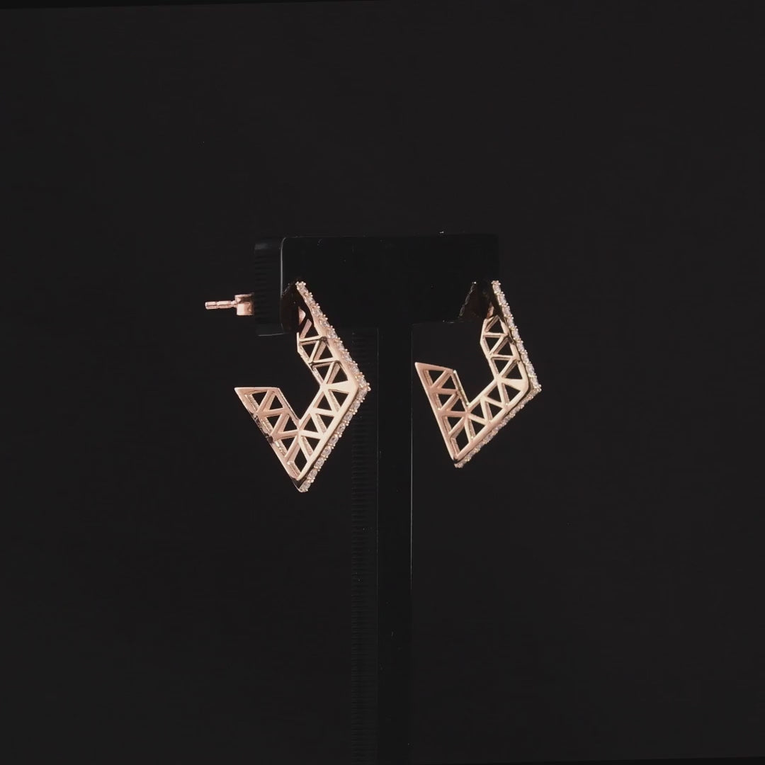 360-degree video of the geometric openwork natural diamond hoop earrings in 14K rose gold