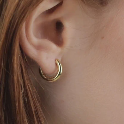 Small Huggie Hoops Earrings in 18K Gold