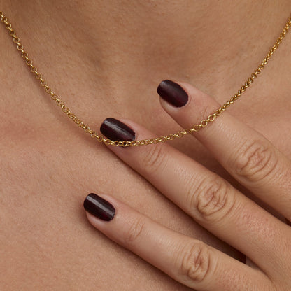 Close up of the 2.5 mm round rolo links on the gold chain necklace